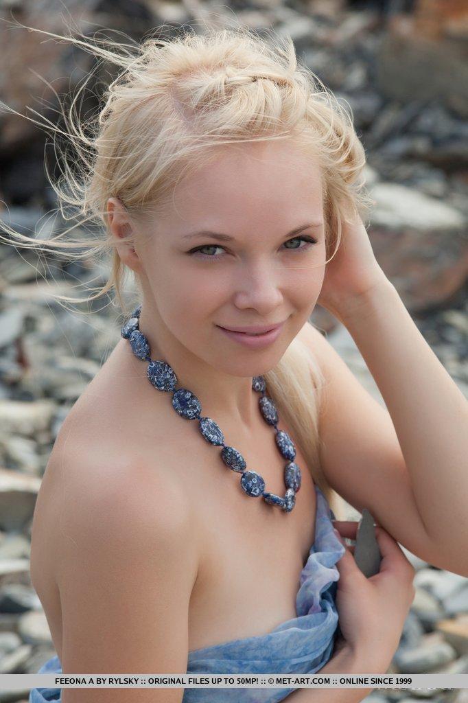 Bilder von der blonden Schönheit feeona a, die sich am Strand auszieht
 #54364459