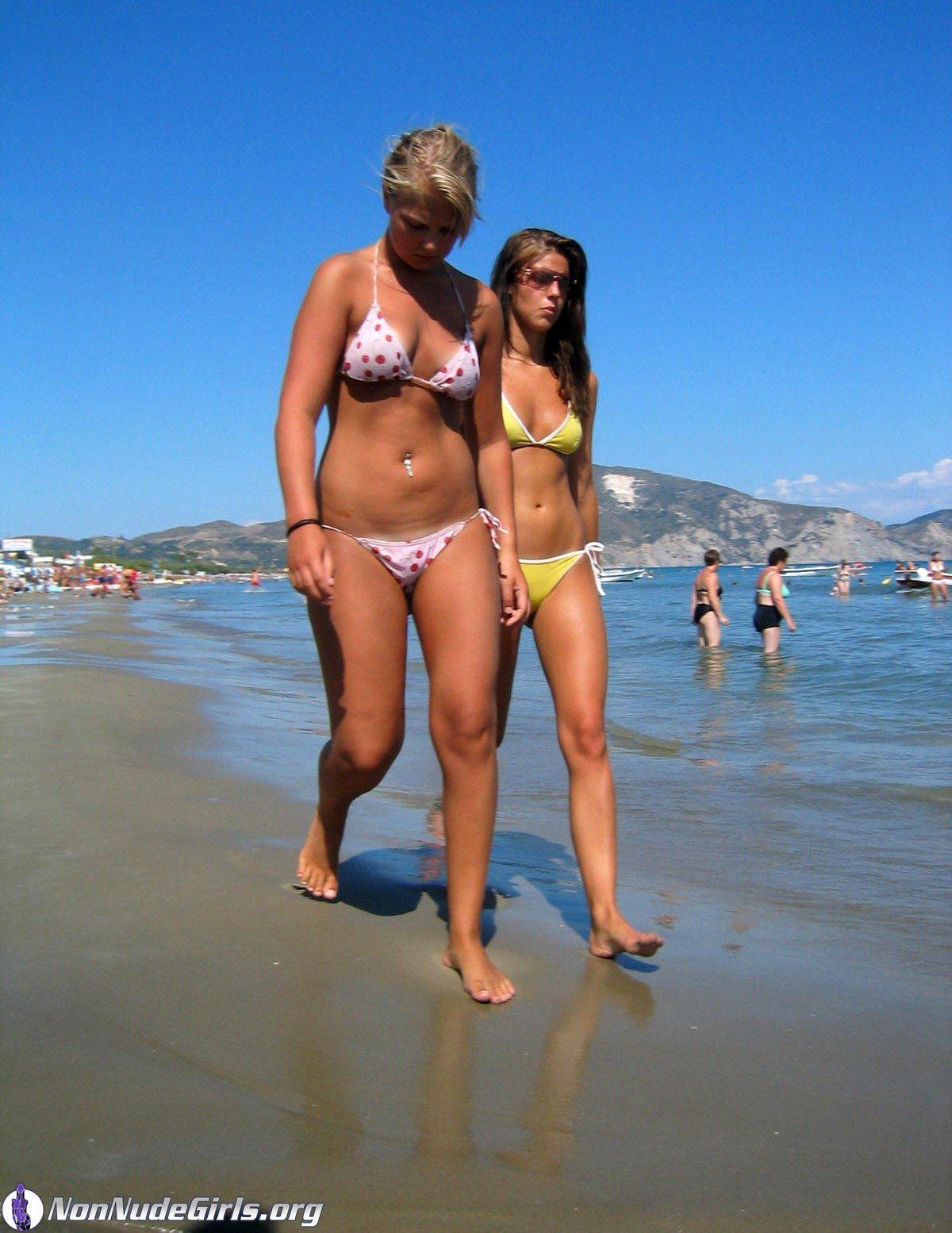 Immagini di ragazze calde in bikini
 #60682767
