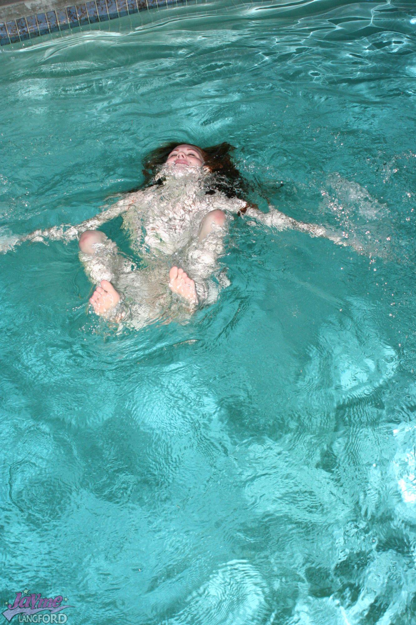Bilder von jayme langford gehen für eine heiße nackt schwimmen
 #55215784