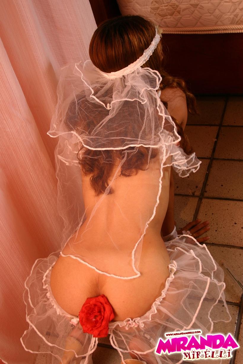 Miranda mirelli en lingerie sexy de mariée se couvre les tétons de pétales de rose et s'enfonce une rose épineuse dans le cul. #59572667