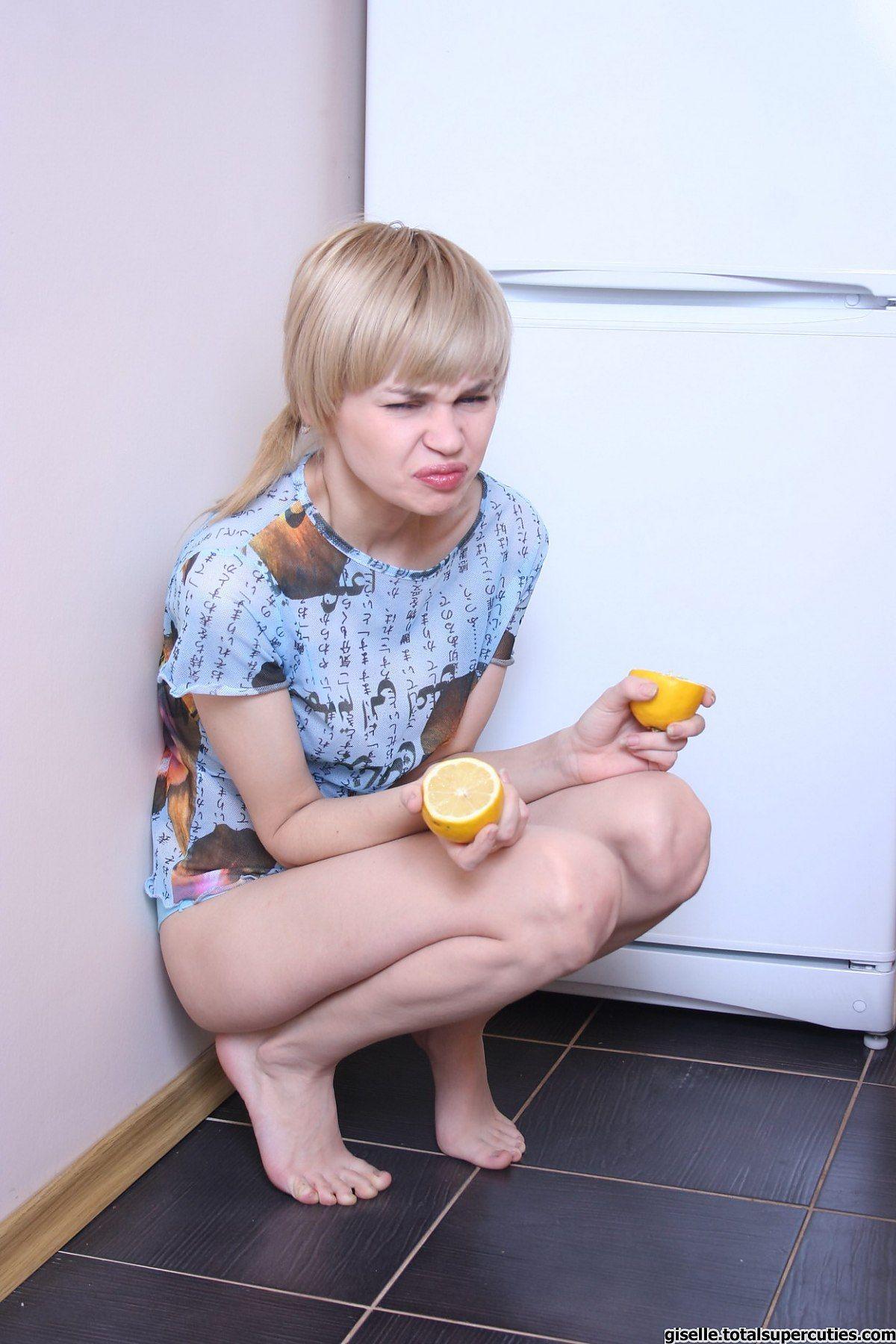 Fotos de giselle abriéndose en la cocina
 #53111062