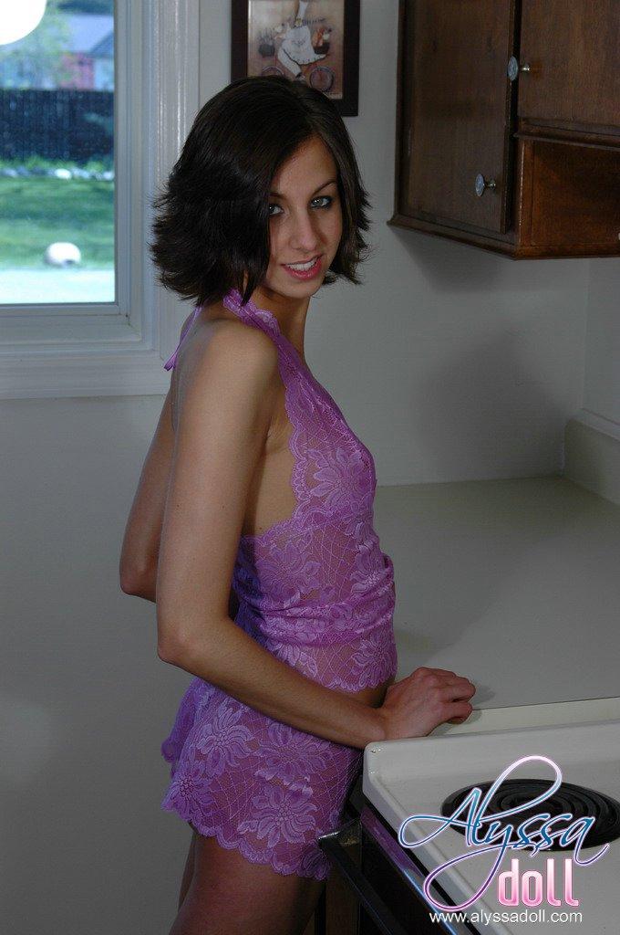 Alyssa neckt alle in ihrem lila Spitzen-Outfit
 #53054657