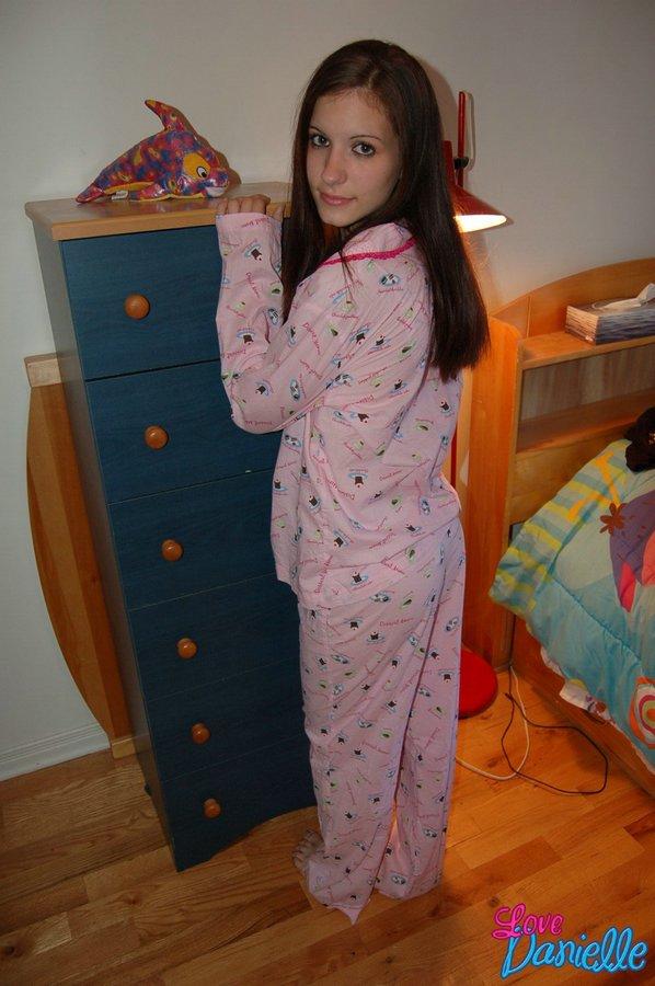 Bilder von teen cutie Liebe danielle strippen aus ihrem Pyjama
 #59096515