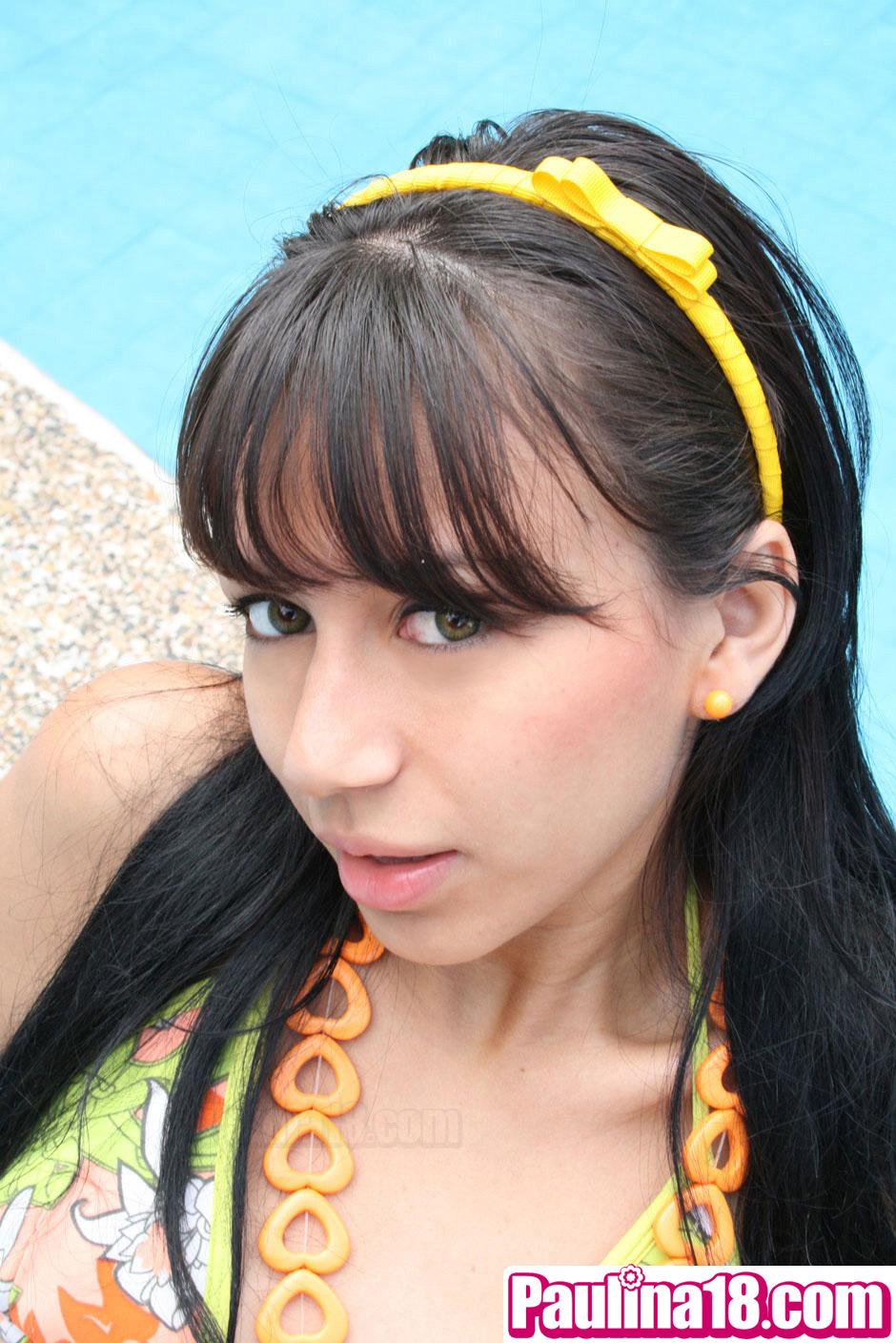 L'adolescente sexy Paulina 18 sembra così sexy con il suo bikini a fiori
 #59819901
