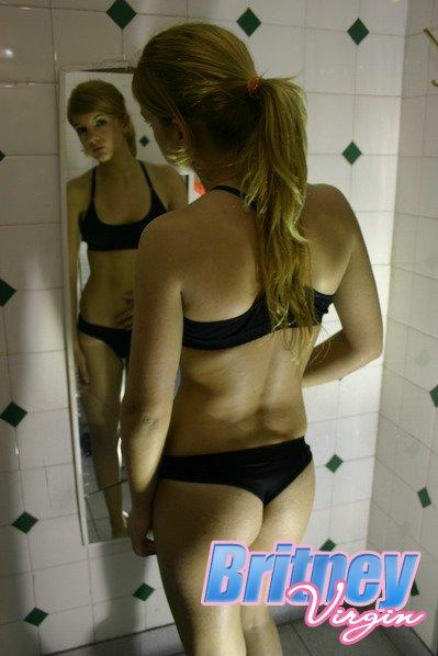 Immagini di britney virgin controllando se stessa in uno specchio
 #53532642