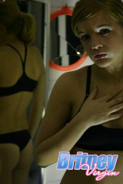 Immagini di britney virgin controllando se stessa in uno specchio
 #53532894