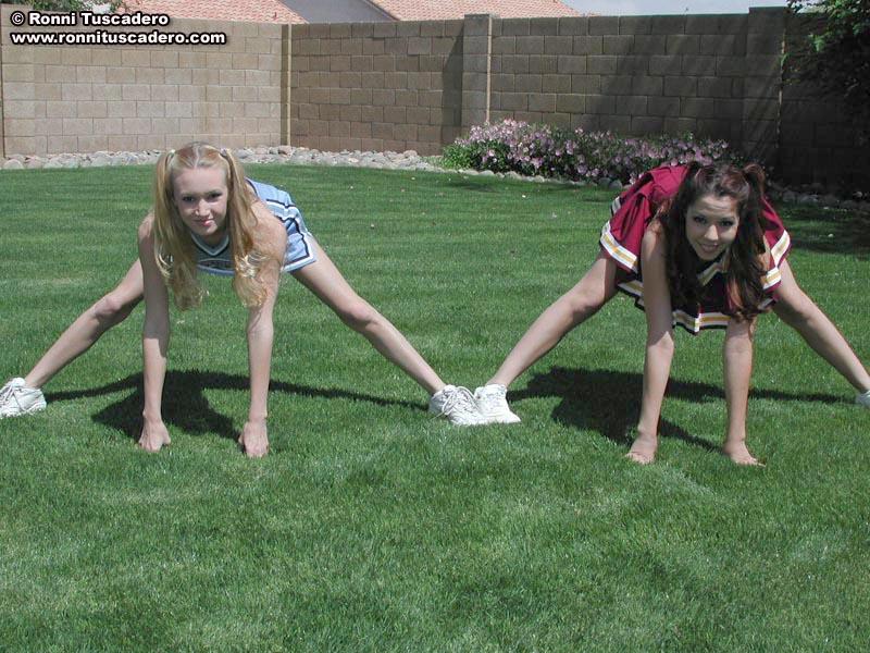 Photos de deux jeunes cheerleaders pratiquant leurs mouvements à l'extérieur
 #59876296