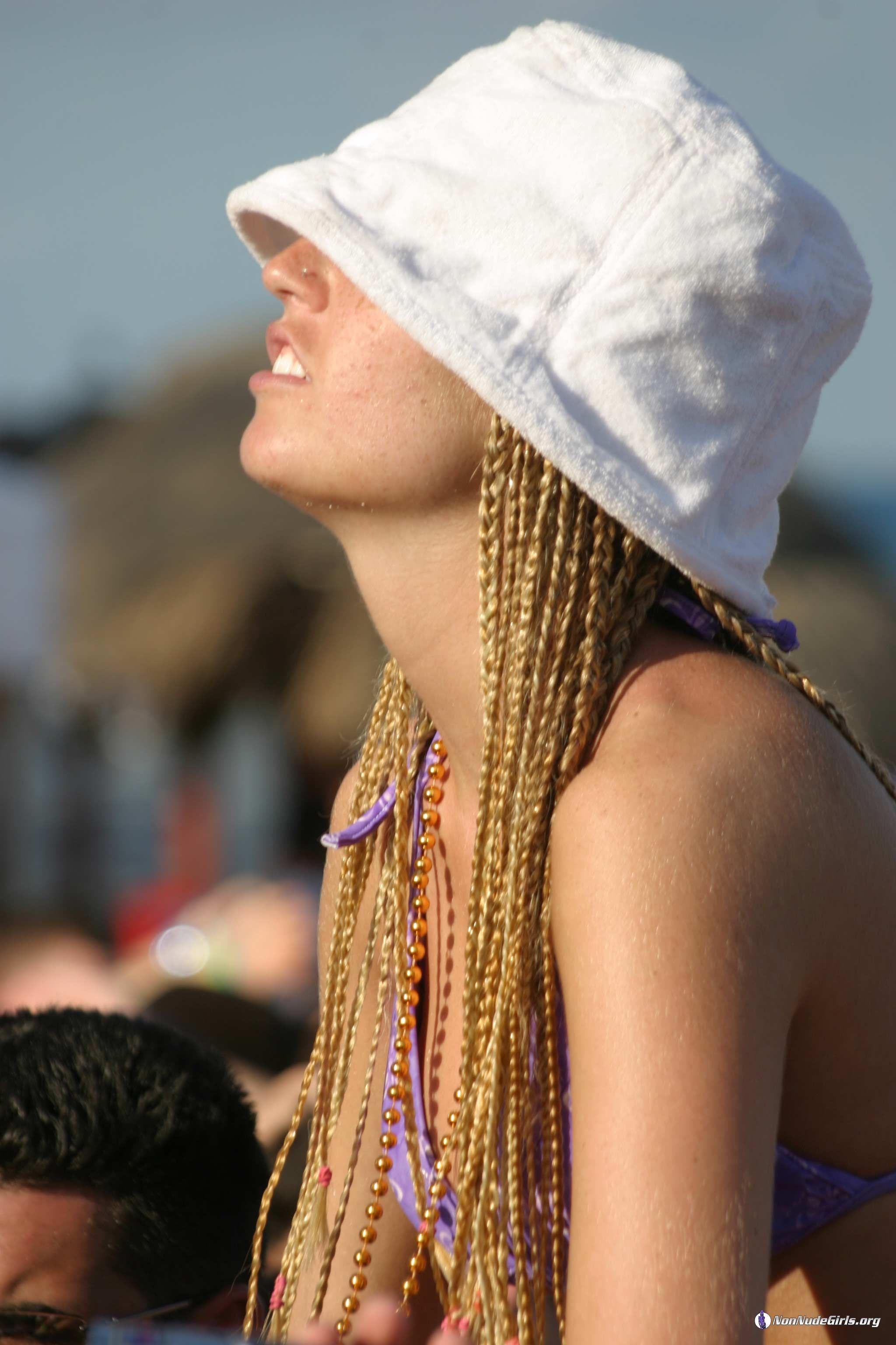 Immagini di belle ragazze che fanno festa per le vacanze di primavera
 #60678594