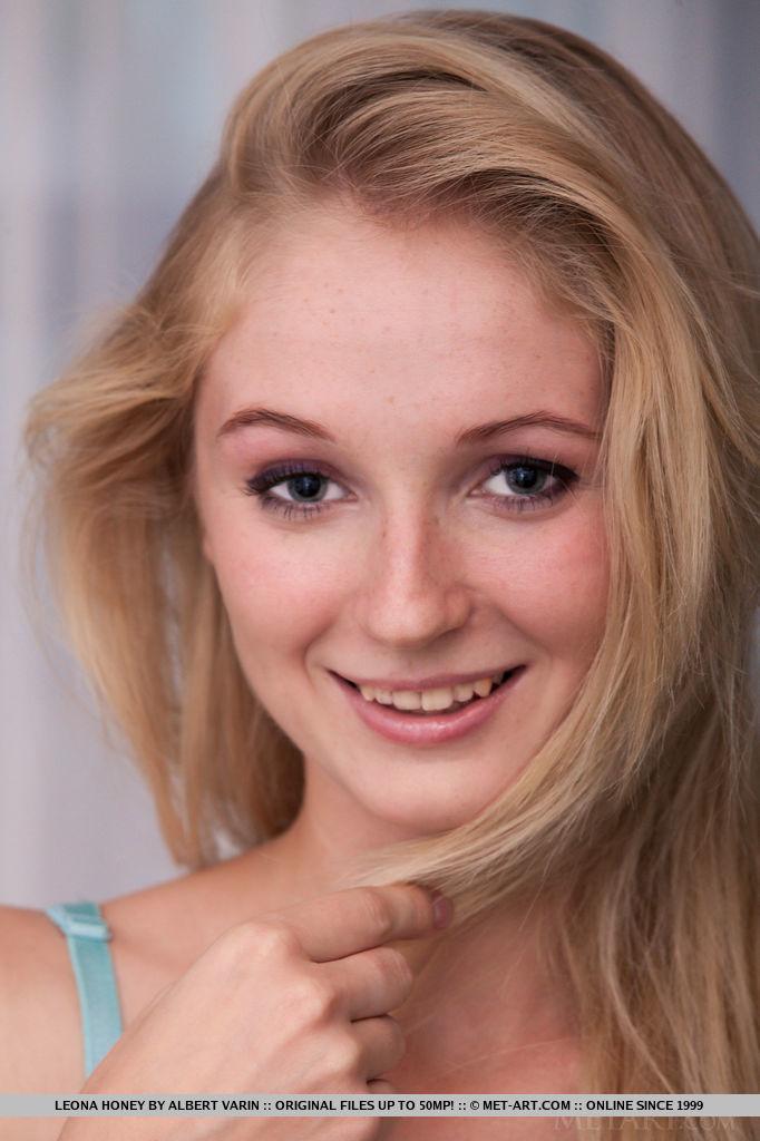 La jeune blonde Leona Honey se dénude pour vous dans "enanto".
 #58887317