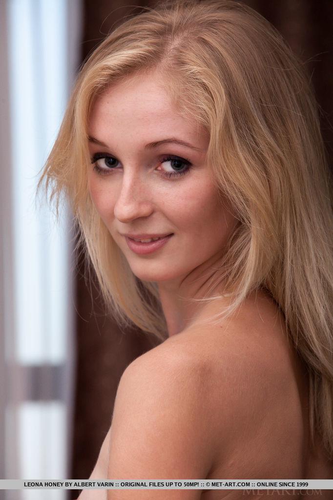 La jeune blonde Leona Honey se dénude pour vous dans "enanto".
 #58887484