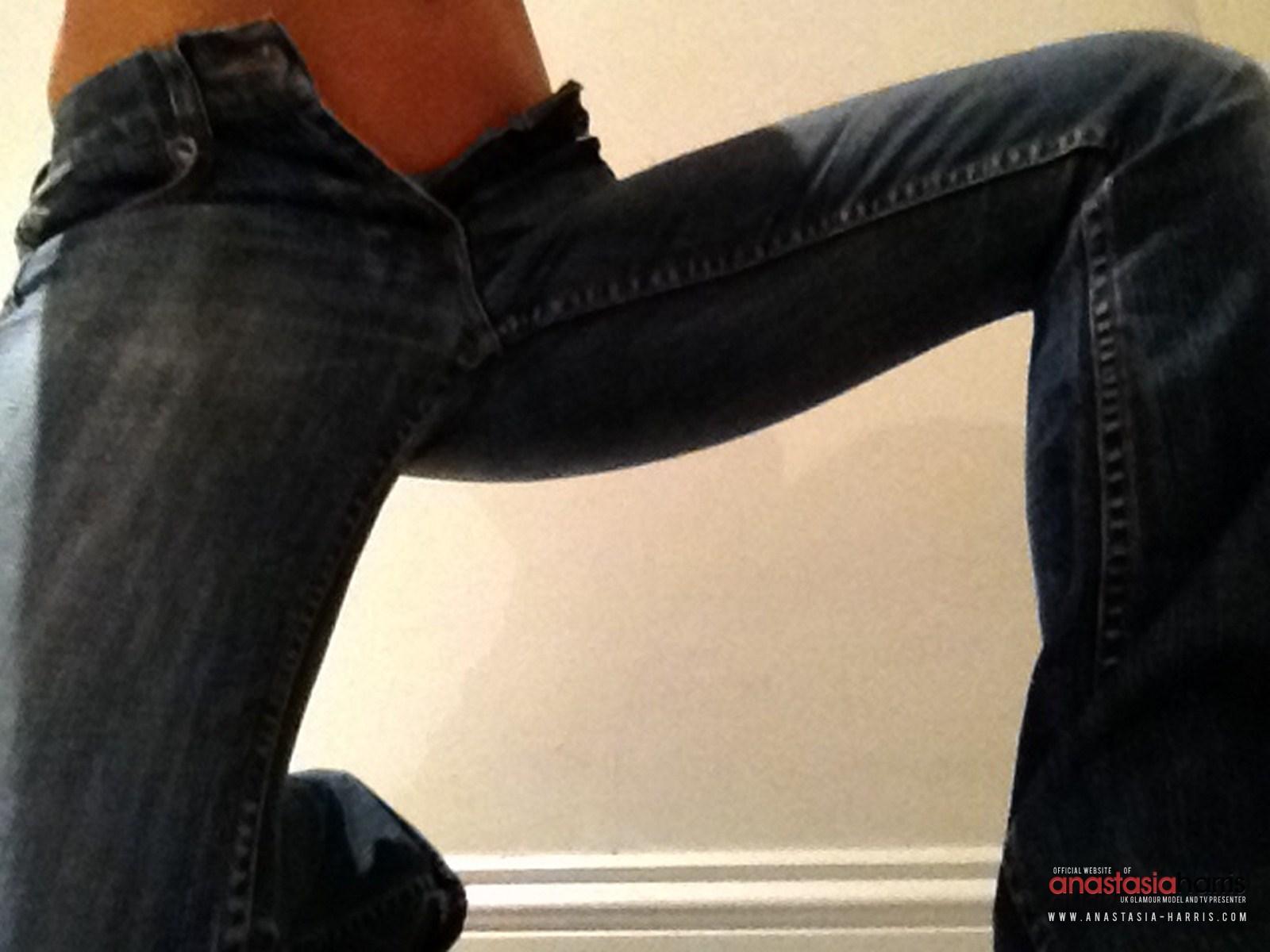 Anastasia Harris spielt mit ihrer engen Jeans und schält sie aus
 #53126496
