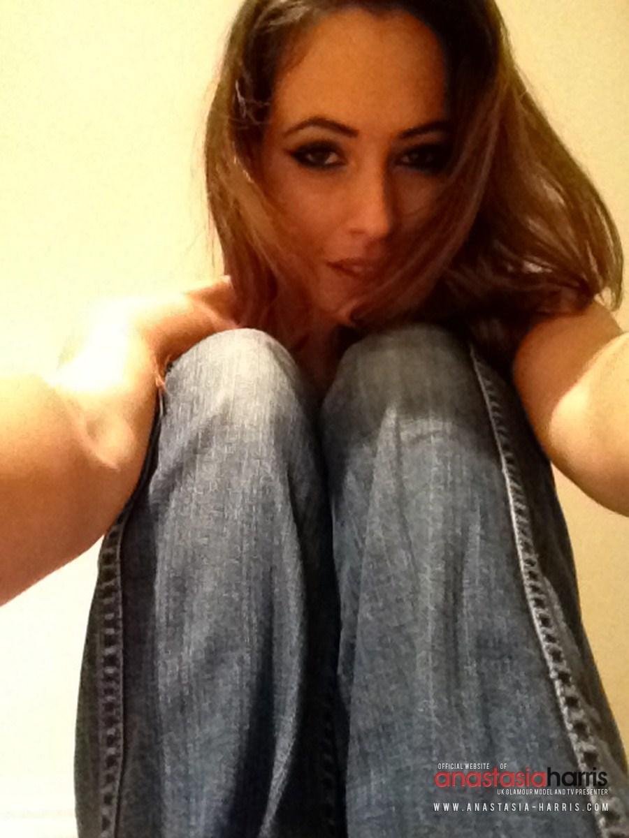 Anastasia Harris spielt mit ihrer engen Jeans und schält sie aus
 #53126551