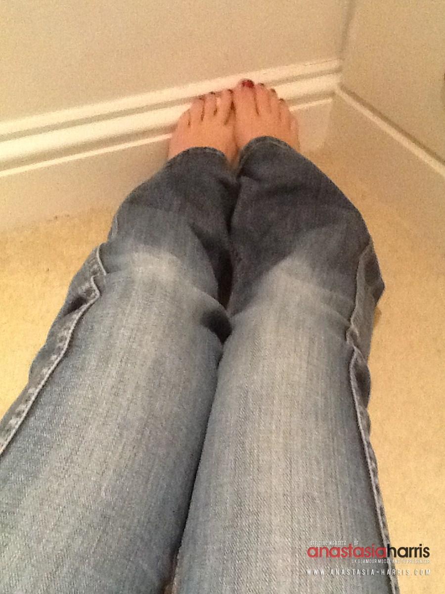 Anastasia Harris spielt mit ihrer engen Jeans und schält sie aus
 #53126584