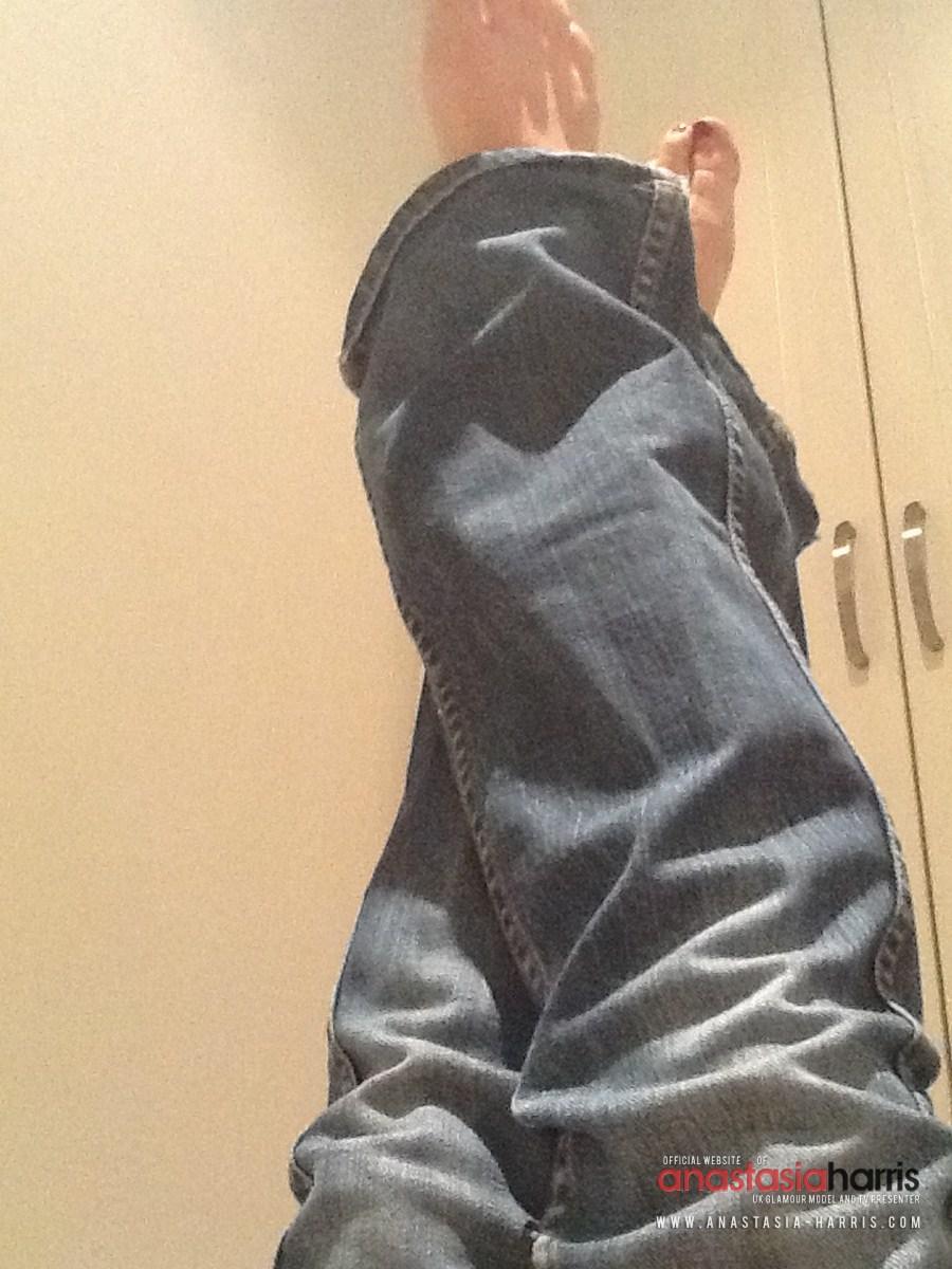 Anastasia harris gioca con i suoi jeans stretti e li toglie
 #53126620