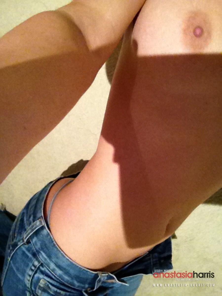 Anastasia Harris spielt mit ihrer engen Jeans und schält sie aus
 #53126655