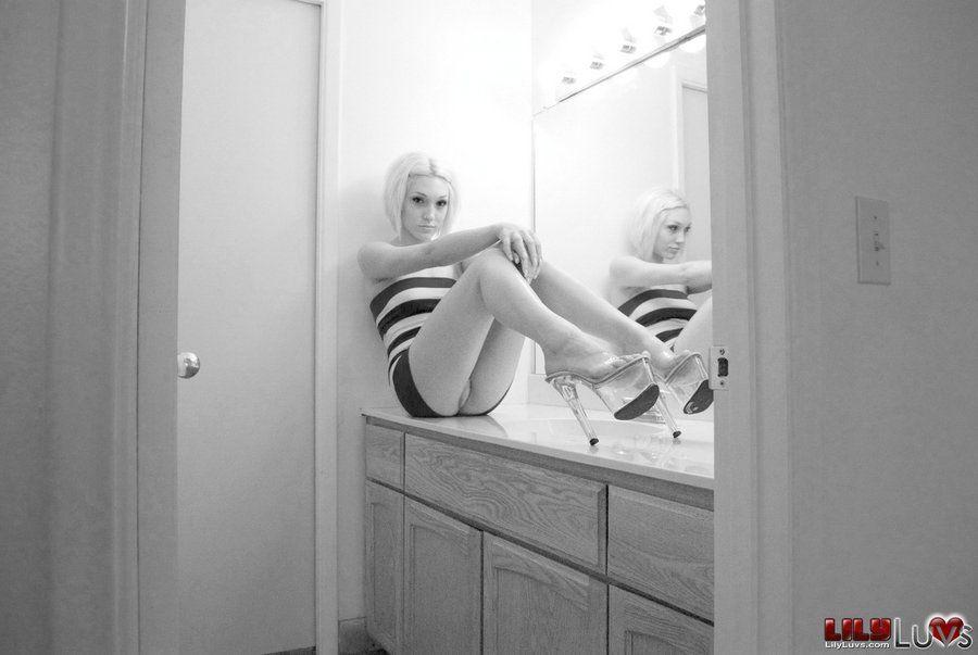 Fotos de la teen babe lily luvs mostrando en blanco y negro
 #58959770