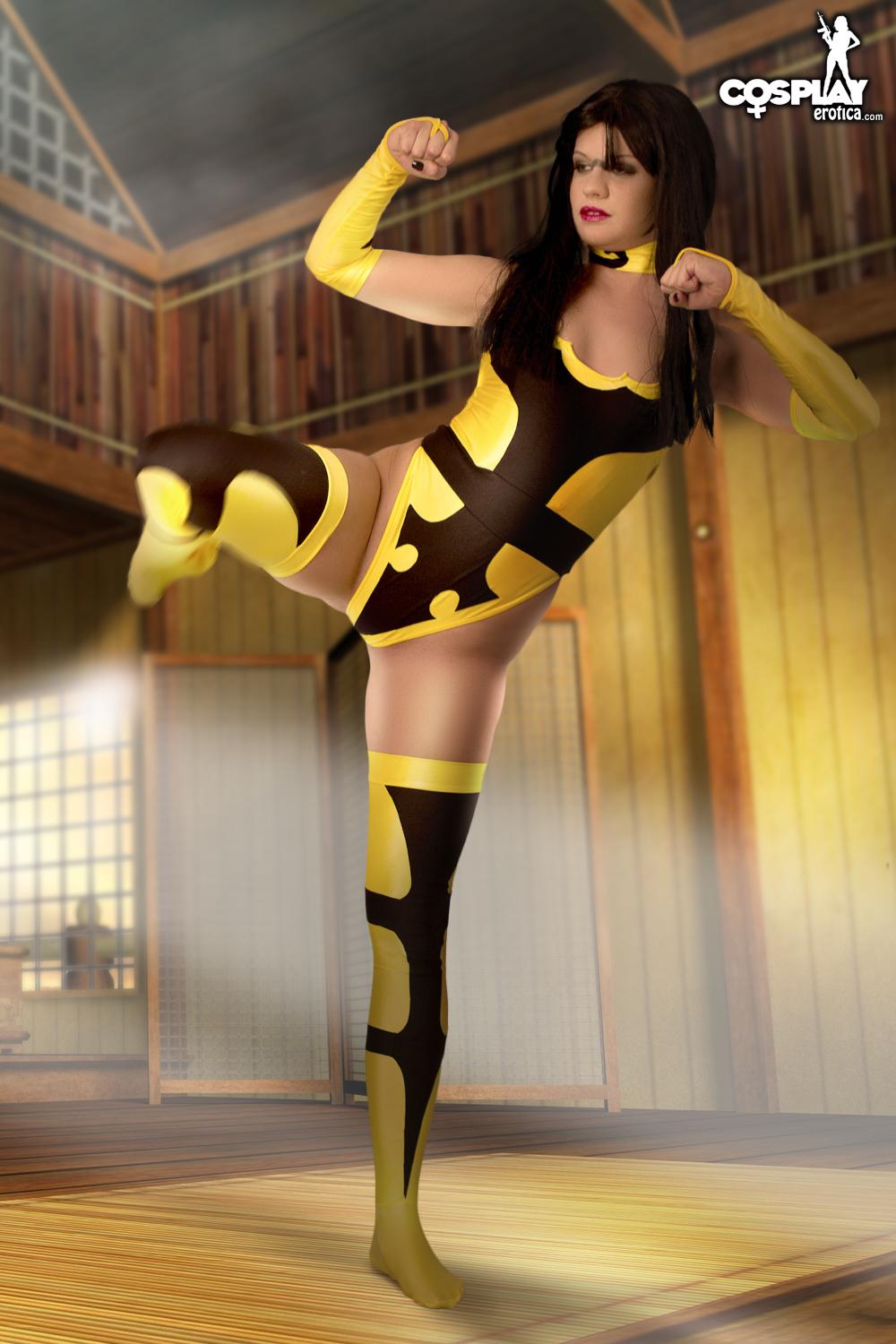 Ginger, modèle sexy, se déguise en Tanya de Mortal Kombat.
 #54530911