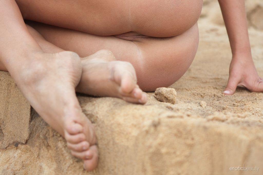 Blonde babe chiara m zeigt ihren nackten Körper in "the beach lover"
 #60358355