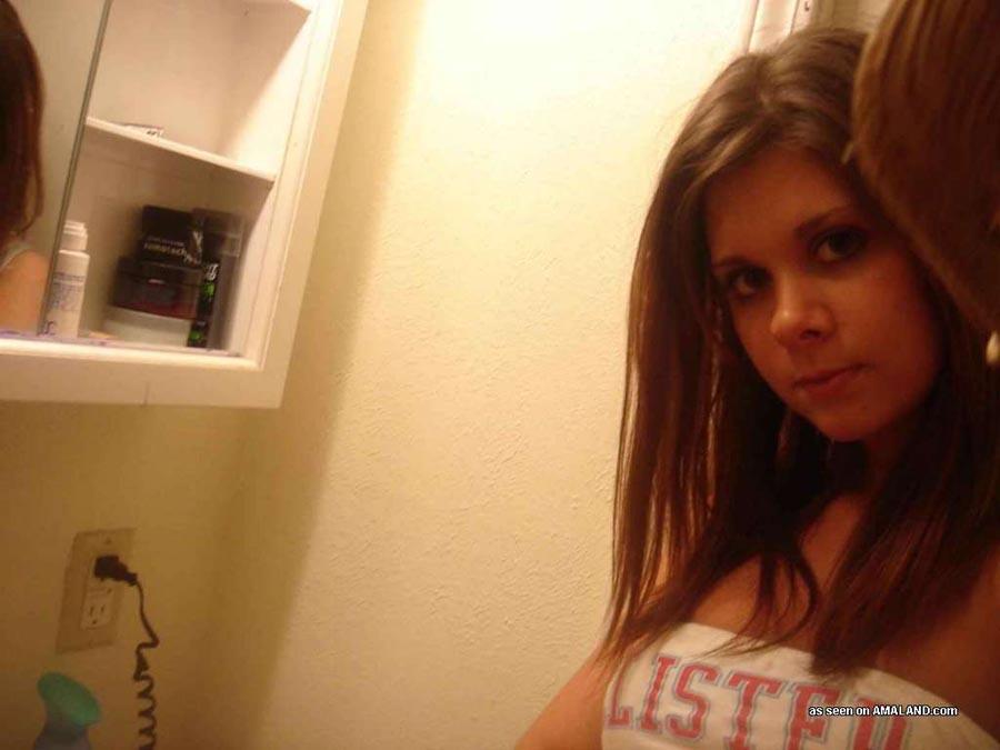 Fille amateur s'amusant avec ses amis
 #60664701