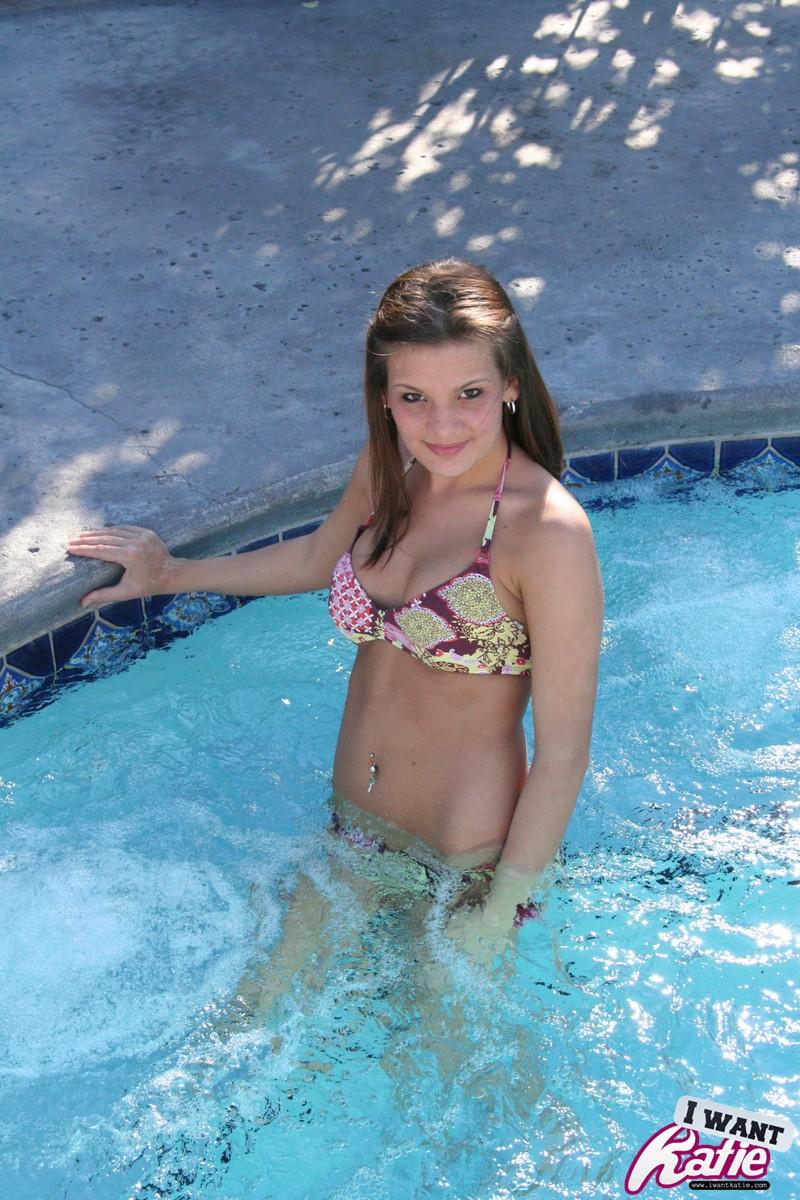 L'adolescente busty Katie si bagna solo per te
 #58046336