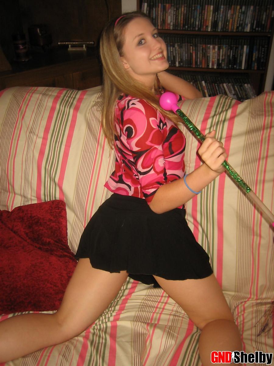La pequeña shelby se desnuda y juega con su bastón rosa
 #58761147