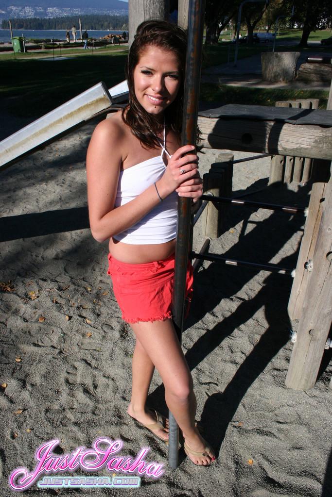 Fotos de la joven Just Sasha divirtiendose en un parque
 #55815051