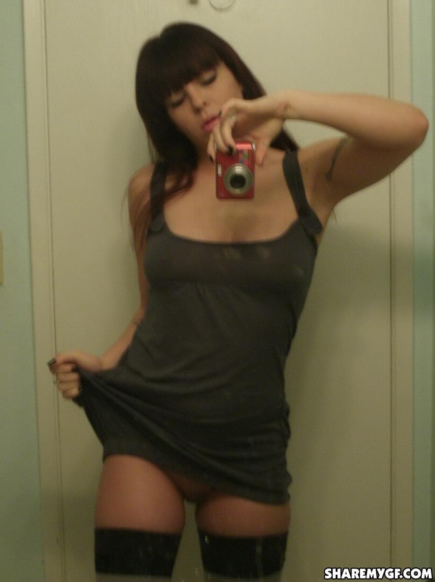 Carlye, jeune sexy, prend des selfies dans le miroir.
 #60793134
