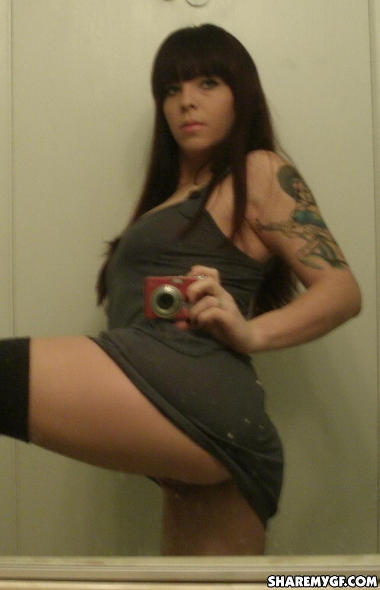 Hot alt teen carlye nimmt selfies in den Spiegel
 #60793200