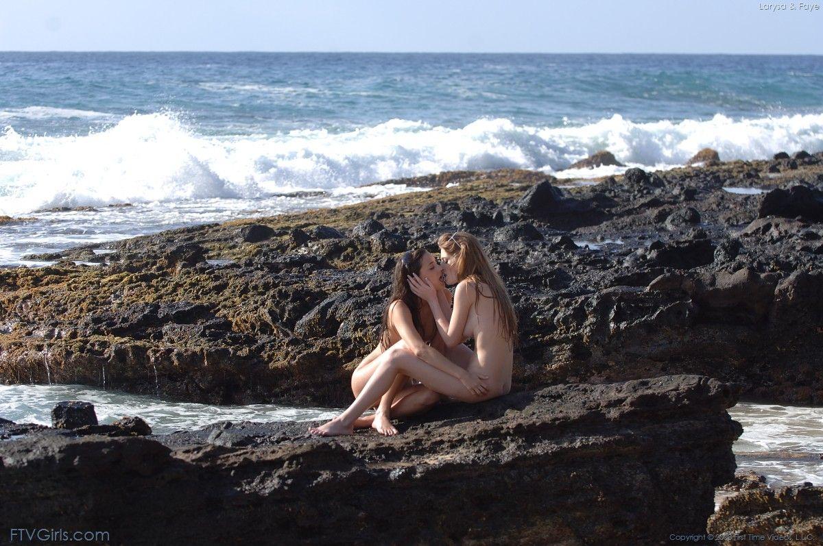 Immagini di due ragazze giovani calde che si divertono su una spiaggia
 #54360914