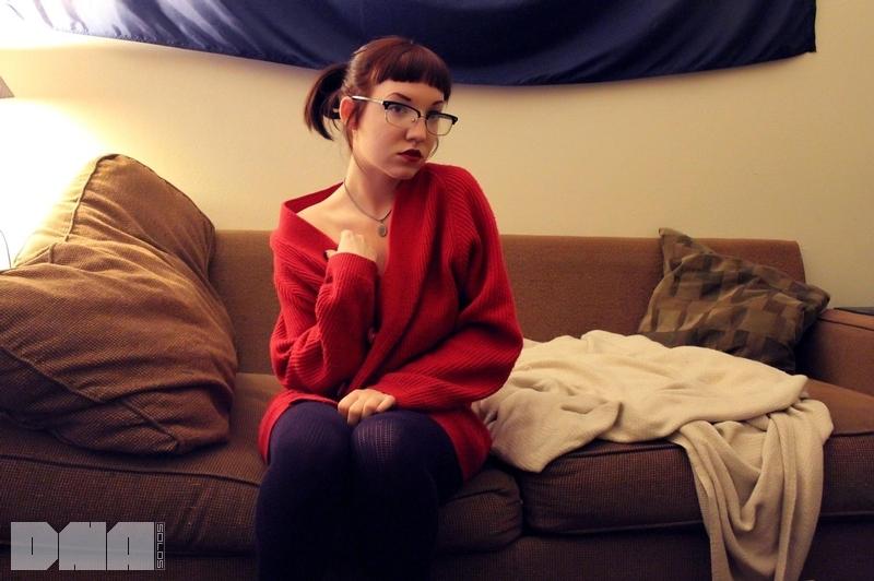 Hot alt girl jesse caits posiert in ihrer Brille und Strümpfe auf der Couch
 #55403344