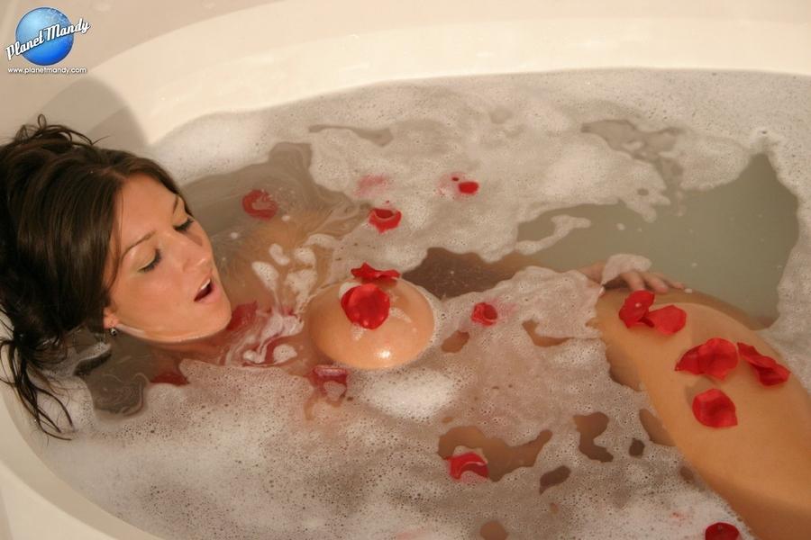 Fotos de planet mandy bañándose con pétalos de rosa
 #59976143