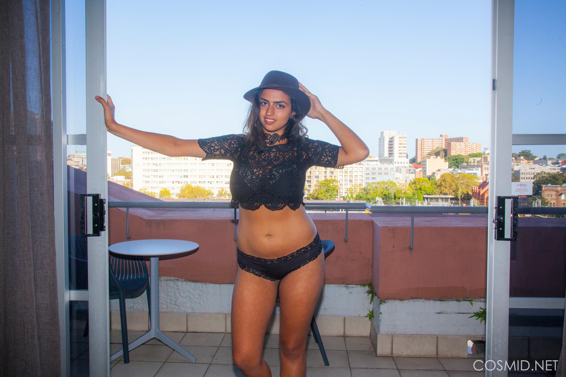 Curvy latina lena moore streift nackt auf dem Balkon
 #60283896