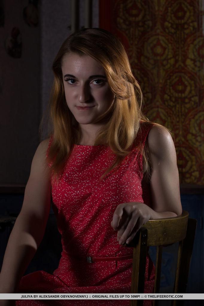 Rotschopf-Modell juliya zeigt ihren schönen nackten Körper in einem dunklen Pinup-Set
 #55803141