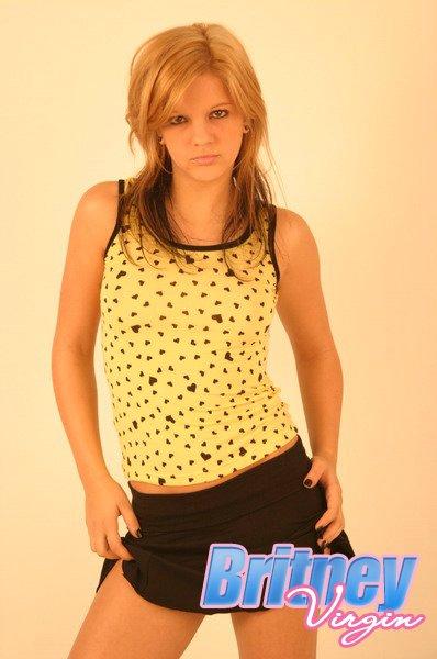 Bilder von Teenager-Mädchen Britney Jungfrau gibt Ihnen eine heiße nonnude necken
 #53532301