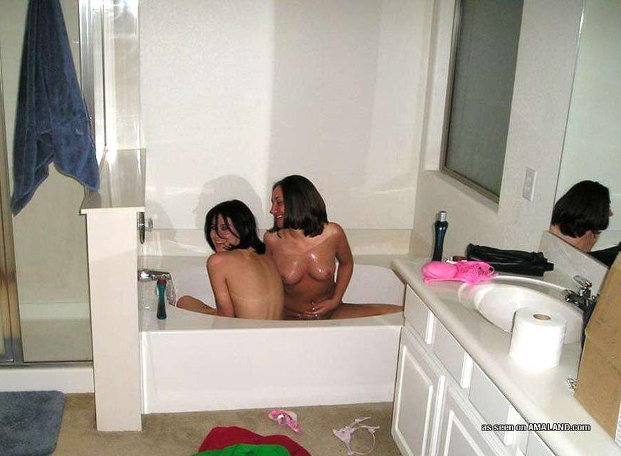 Fotos de novias calientes en el baño
 #60655402