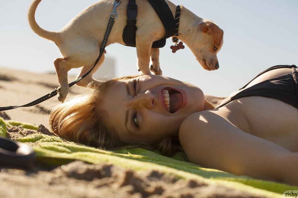 La blonde sloan kendricks s'amuse sur la plage.
 #60937298