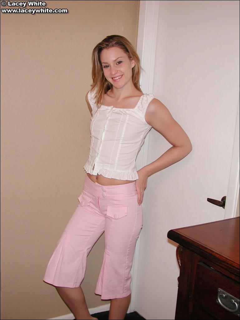 Bilder von Teenager-Model Lacey White strippt nackt für Sie
 #58801296