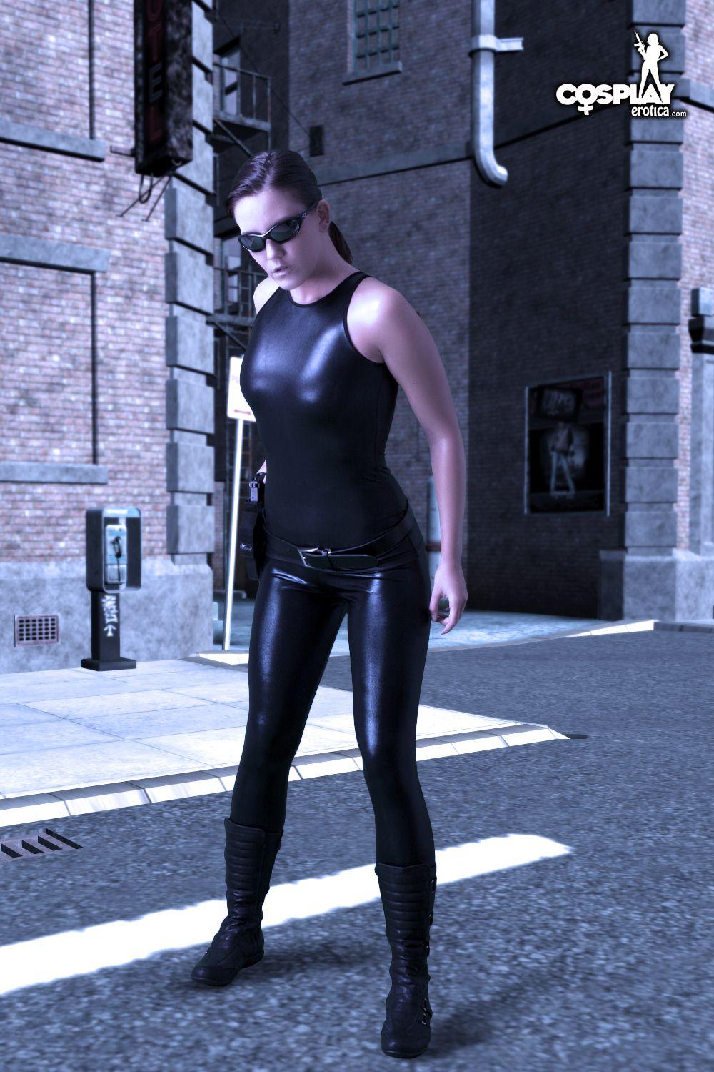Fotos de la cosplayer gogo vestida como trinity de the matrix
 #54560318
