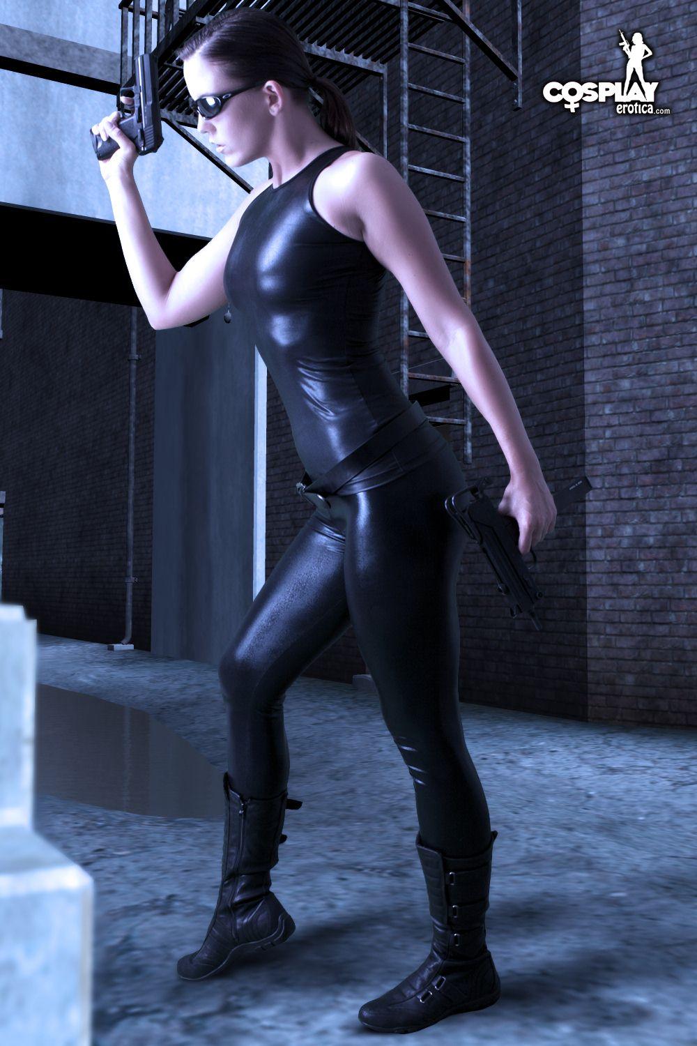 Fotos de la cosplayer gogo vestida como trinity de the matrix
 #54560545