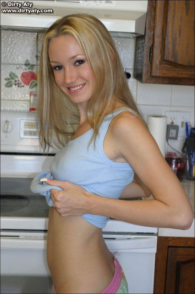 Photos de la jeune Aly se dénudant dans la cuisine
 #54071369