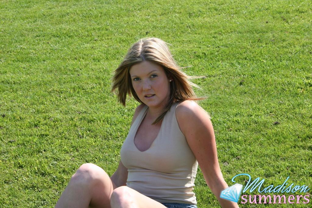 Photos de la jeune Madison Summers s'amusant au soleil
 #59162750
