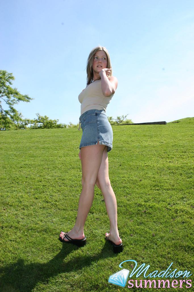 Photos de la jeune Madison Summers s'amusant au soleil
 #59162834