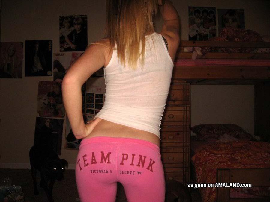 Ensemble de photos d'une jeune femme amateur montrant ses courbes sexy.
 #60664764