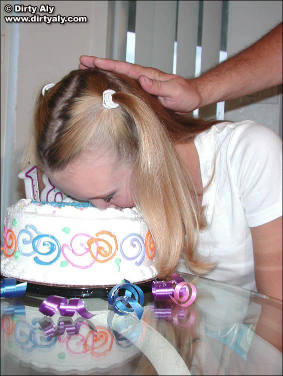 彼女の誕生日を祝う汚いアリーの写真
 #54074915