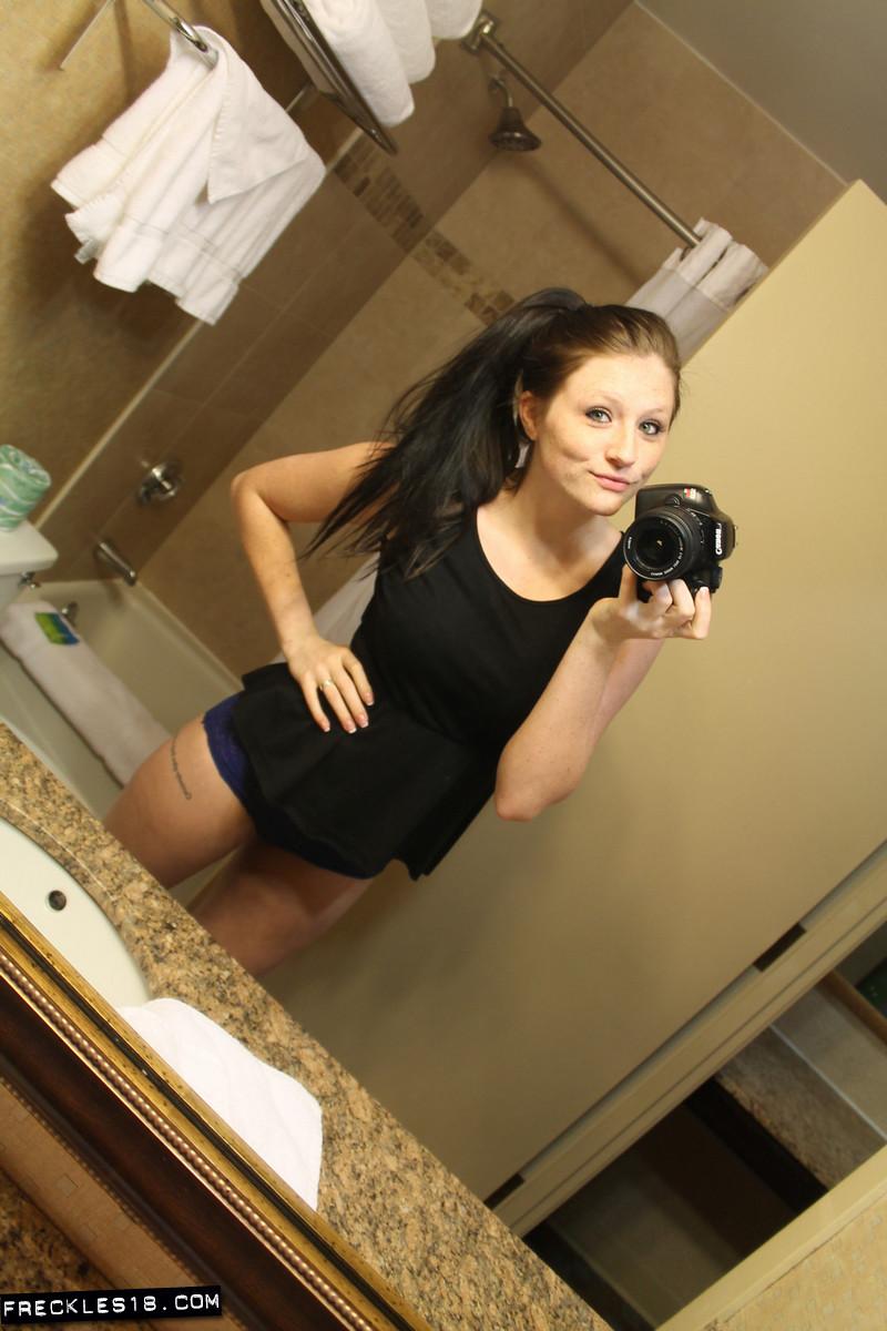 La chica caliente pecas 18 comparte algunos de sus selfies privados en el espejo
 #54412559