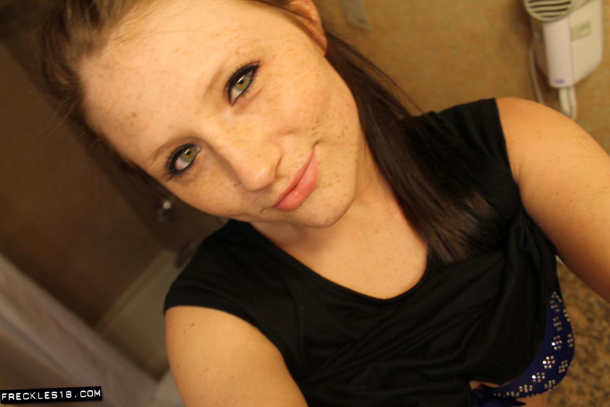 La fille chaude freckles 18 partage quelques unes de ses photos privées dans le miroir.
 #54412679