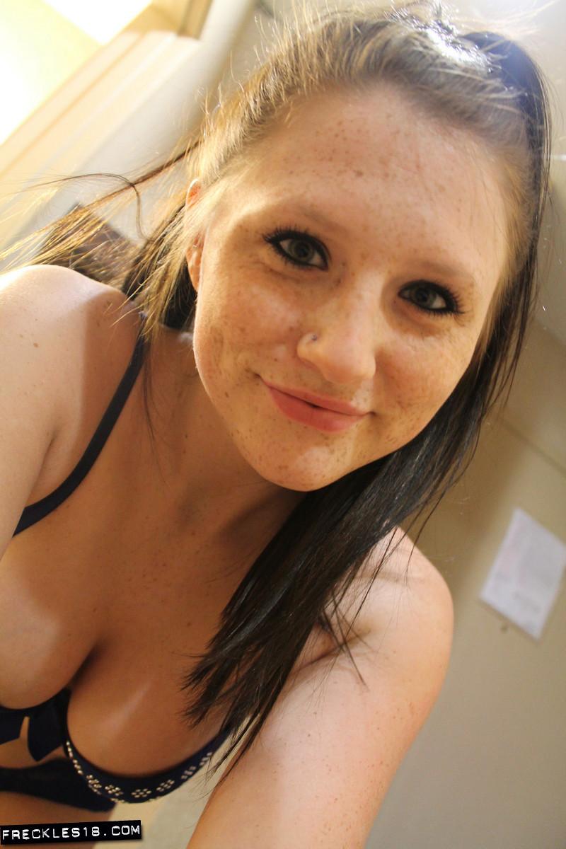 La chica caliente pecas 18 comparte algunos de sus selfies privados en el espejo
 #54412766