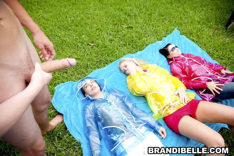Photos de Brandi Belle prenant une douche de sperme avec ses amies
 #53468100
