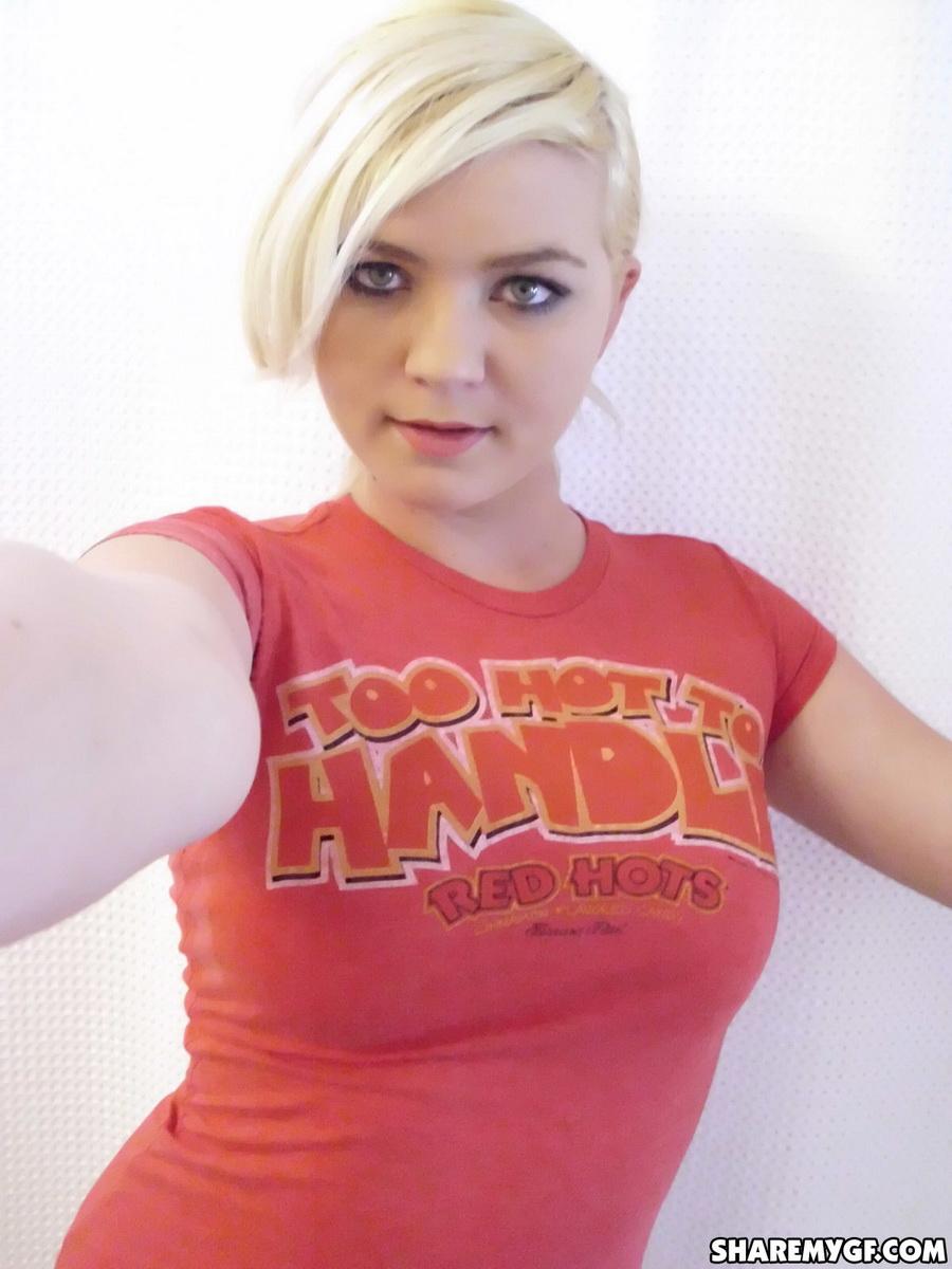 Une jeune femme blonde prend des selfies de son superbe corps dans la salle de bain.
 #60795513