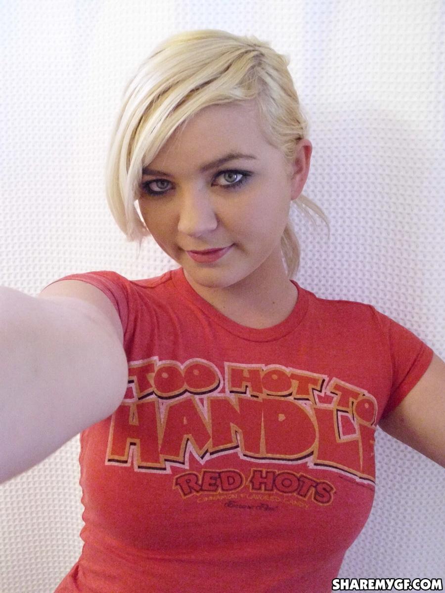 Heiße blonde gf nimmt selfies von ihrem atemberaubenden Körper im Badezimmer
 #60795521